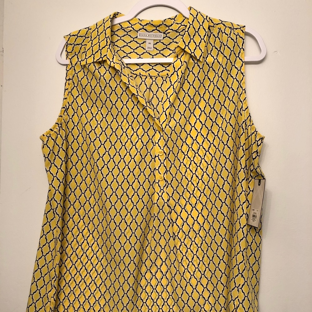 Dana Buchman 3-Button Sleeveless Top